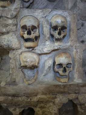 Kafatası Kulesi (Cele Kula) - Sırbistan 'ın Niş kentinde 1809 yılında çıkan ayaklanmadan sonra ölü Sırp savaşçıların 952 kafatasından inşa edildi