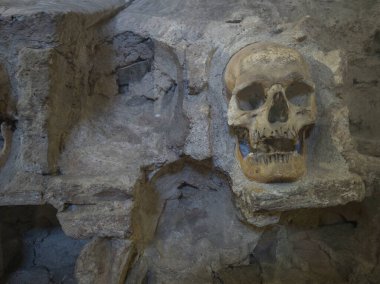 Kafatası Kulesi (Cele Kula) - Sırbistan 'ın Niş kentinde 1809 yılında çıkan ayaklanmadan sonra ölü Sırp savaşçıların 952 kafatasından inşa edildi