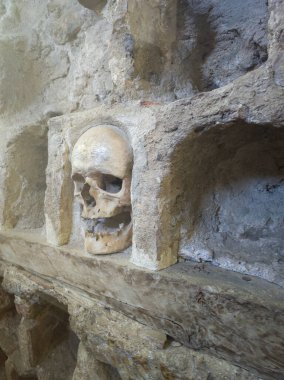 Kafatası Kulesi (Cele Kula) - Sırbistan 'ın Niş kentinde 1809 yılında çıkan ayaklanmadan sonra ölü Sırp savaşçıların 952 kafatasından inşa edildi