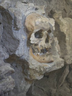 Kafatası Kulesi (Cele Kula) - Sırbistan 'ın Niş kentinde 1809 yılında çıkan ayaklanmadan sonra ölü Sırp savaşçıların 952 kafatasından inşa edildi