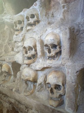 Kafatası Kulesi (Cele Kula) - Sırbistan 'ın Niş kentinde 1809 yılında çıkan ayaklanmadan sonra ölü Sırp savaşçıların 952 kafatasından inşa edildi