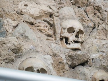 Kafatası Kulesi (Cele Kula) - Sırbistan 'ın Niş kentinde 1809 yılında çıkan ayaklanmadan sonra ölü Sırp savaşçıların 952 kafatasından inşa edildi