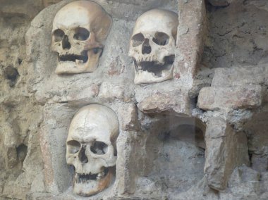 Kafatası Kulesi (Cele Kula) - Sırbistan 'ın Niş kentinde 1809 yılında çıkan ayaklanmadan sonra ölü Sırp savaşçıların 952 kafatasından inşa edildi