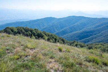 Bulgaristan 'ın Blagoevgrad bölgesinin Kongur tepesi çevresindeki Belasitsa Dağı yaz manzarası