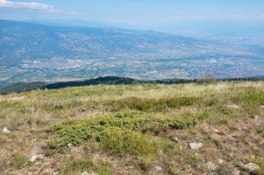 Bulgaristan 'ın Blagoevgrad bölgesinin Kongur tepesi çevresindeki Belasitsa Dağı yaz manzarası