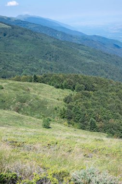 Bulgaristan 'ın Blagoevgrad bölgesinin Kongur tepesi çevresindeki Belasitsa Dağı yaz manzarası