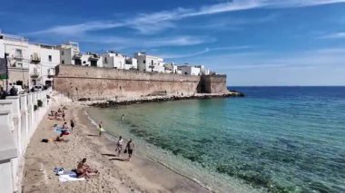 Monopoli, İtalya - 13 Mayıs 2024: Eski Monopoli Kasabası, Apulia Bölgesi, İtalya