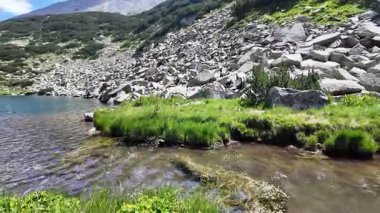 Bulgaristan 'ın Banderitsa Gölü çevresindeki Pirin Dağı' nın şaşırtıcı yaz manzarası