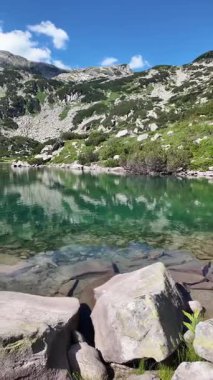 Bulgaristan 'ın Banderitsa Gölü çevresindeki Pirin Dağı' nın şaşırtıcı yaz manzarası