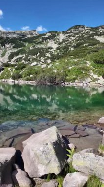 Bulgaristan 'ın Banderitsa Gölü çevresindeki Pirin Dağı' nın şaşırtıcı yaz manzarası