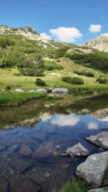Bulgaristan 'ın Banderitsa Gölü çevresindeki Pirin Dağı' nın şaşırtıcı yaz manzarası