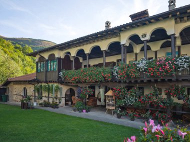 Sırbistan 'ın Ortaçağ Temski manastırının panoramik manzarası Aziz George, Pirot Bölgesi