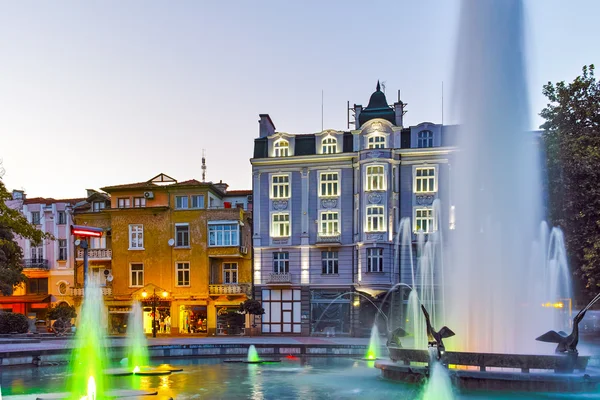 Noche fotos de Fuente frente al ayuntamiento en el centro de Plovdiv — Foto de Stock