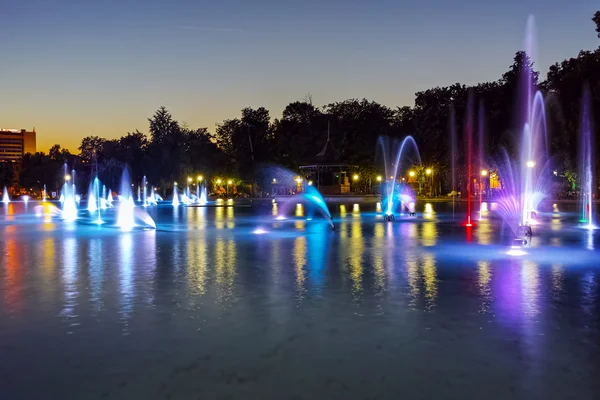 Foto nocturna de las fuentes de canto en la ciudad de Plovdiv — Foto de Stock