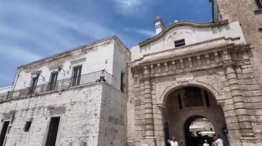 POLİGNANO A MARE, İTALYA - 13 Mayıs 2024: Eski Polignano bir Mare, Apulia Bölgesi 'nin muhteşem manzarası