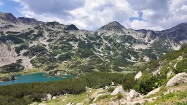 Bulgaristan 'ın Banderitsa bölgesindeki Pirin Dağı' nın şaşırtıcı yaz manzarası