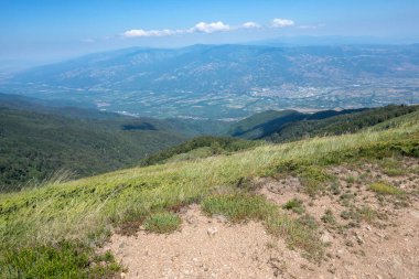 Bulgaristan 'ın Blagoevgrad bölgesinin Kongur tepesi çevresindeki Belasitsa Dağı yaz manzarası