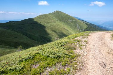 Bulgaristan 'ın Blagoevgrad bölgesinin Kongur tepesi çevresindeki Belasitsa Dağı yaz manzarası