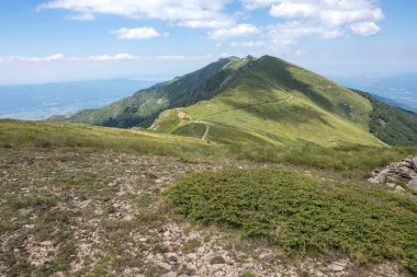 Bulgaristan 'ın Blagoevgrad bölgesinin Kongur tepesi çevresindeki Belasitsa Dağı yaz manzarası