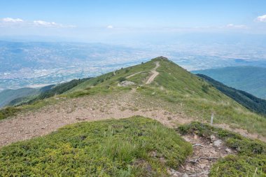 Bulgaristan 'ın Blagoevgrad bölgesinin Kongur tepesi çevresindeki Belasitsa Dağı yaz manzarası