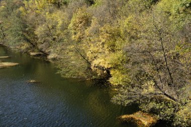 Pasarel rezervuarının şaşırtıcı sonbahar manzarası, Sofya şehir bölgesi, Bulgaristan