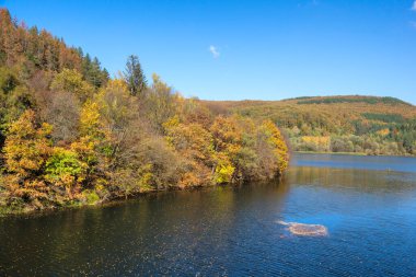 Pasarel rezervuarının şaşırtıcı sonbahar manzarası, Sofya şehir bölgesi, Bulgaristan