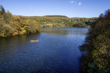 Pasarel rezervuarının şaşırtıcı sonbahar manzarası, Sofya şehir bölgesi, Bulgaristan