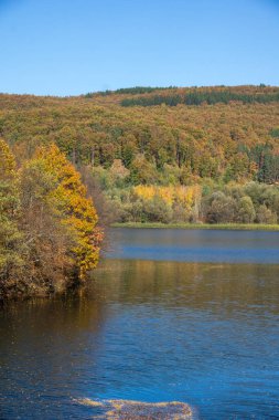 Pasarel rezervuarının şaşırtıcı sonbahar manzarası, Sofya şehir bölgesi, Bulgaristan