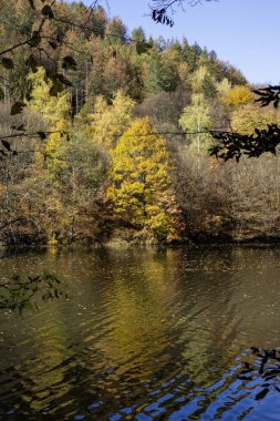 Pasarel rezervuarının şaşırtıcı sonbahar manzarası, Sofya şehir bölgesi, Bulgaristan