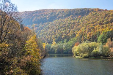 Pasarel rezervuarının şaşırtıcı sonbahar manzarası, Sofya şehir bölgesi, Bulgaristan