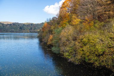 Pasarel rezervuarının şaşırtıcı sonbahar manzarası, Sofya şehir bölgesi, Bulgaristan