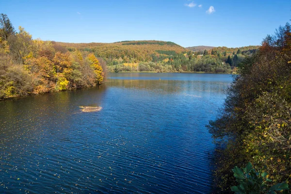 Pasarel rezervuarının şaşırtıcı sonbahar manzarası, Sofya şehir bölgesi, Bulgaristan
