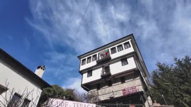 MELNIK, BULGARIA - 27 Aralık 2024: Bulgaristan 'ın Blagoevgrad bölgesindeki Melnik kasabasındaki tipik sokak ve eski evler