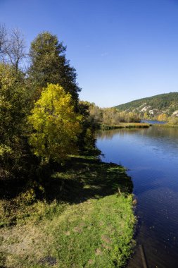 Pancharevo Gölü çevresindeki sonbahar manzarası, Sofya şehir bölgesi, Bulgaristan