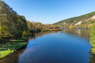 Pancharevo Gölü çevresindeki sonbahar manzarası, Sofya şehir bölgesi, Bulgaristan