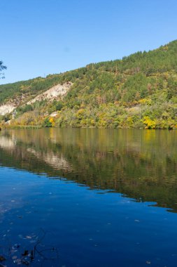 Pancharevo Gölü çevresindeki sonbahar manzarası, Sofya şehir bölgesi, Bulgaristan