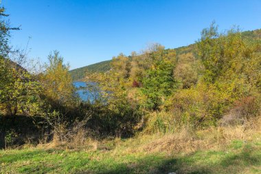 Pancharevo Gölü çevresindeki sonbahar manzarası, Sofya şehir bölgesi, Bulgaristan