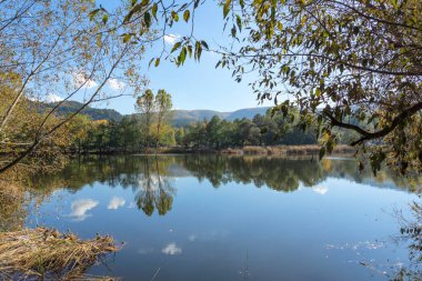 Pancharevo Gölü çevresindeki sonbahar manzarası, Sofya şehir bölgesi, Bulgaristan