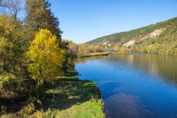 Pancharevo Gölü çevresindeki sonbahar manzarası, Sofya şehir bölgesi, Bulgaristan