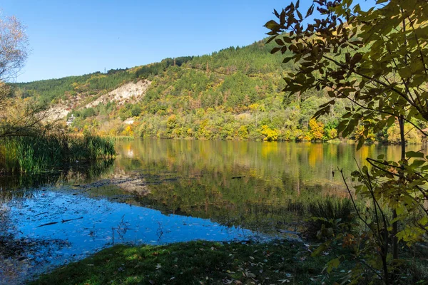 Pancharevo Gölü çevresindeki sonbahar manzarası, Sofya şehir bölgesi, Bulgaristan