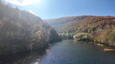 Pasarel rezervuarının şaşırtıcı sonbahar manzarası, Sofya şehir bölgesi, Bulgaristan
