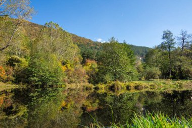 Bulgaristan 'ın Sofya kentinin Pancharevo Gölü yakınlarından geçen Iskar Nehri' nin Sonbahar Manzarası