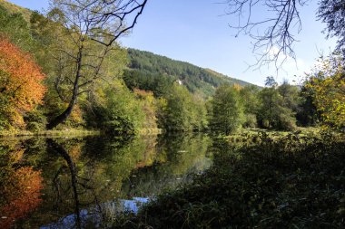 Bulgaristan 'ın Sofya kentinin Pancharevo Gölü yakınlarından geçen Iskar Nehri' nin Sonbahar Manzarası