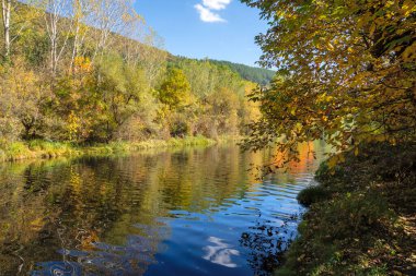 Bulgaristan 'ın Sofya kentinin Pancharevo Gölü yakınlarından geçen Iskar Nehri' nin Sonbahar Manzarası