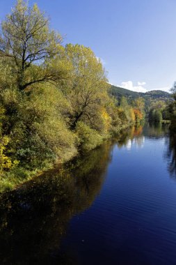 Bulgaristan 'ın Sofya kentinin Pancharevo Gölü yakınlarından geçen Iskar Nehri' nin Sonbahar Manzarası
