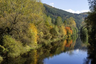 Bulgaristan 'ın Sofya kentinin Pancharevo Gölü yakınlarından geçen Iskar Nehri' nin Sonbahar Manzarası