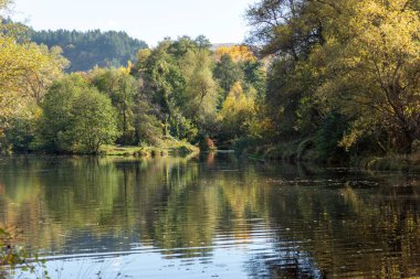 Bulgaristan 'ın Sofya kentinin Pancharevo Gölü yakınlarından geçen Iskar Nehri' nin Sonbahar Manzarası