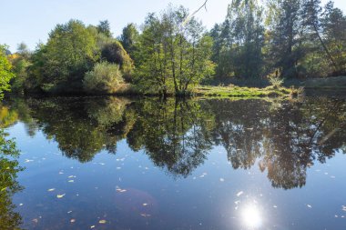 Bulgaristan 'ın Sofya kentinin Pancharevo Gölü yakınlarından geçen Iskar Nehri' nin Sonbahar Manzarası