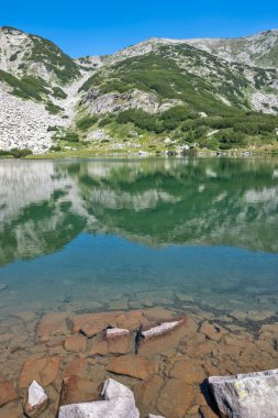Bulgaristan 'ın Muratovo Gölü etrafındaki Pirin Dağı' nın şaşırtıcı yaz manzarası