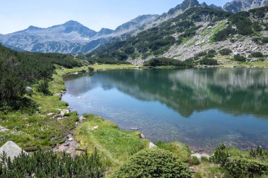 Bulgaristan 'ın Muratovo Gölü etrafındaki Pirin Dağı' nın şaşırtıcı yaz manzarası